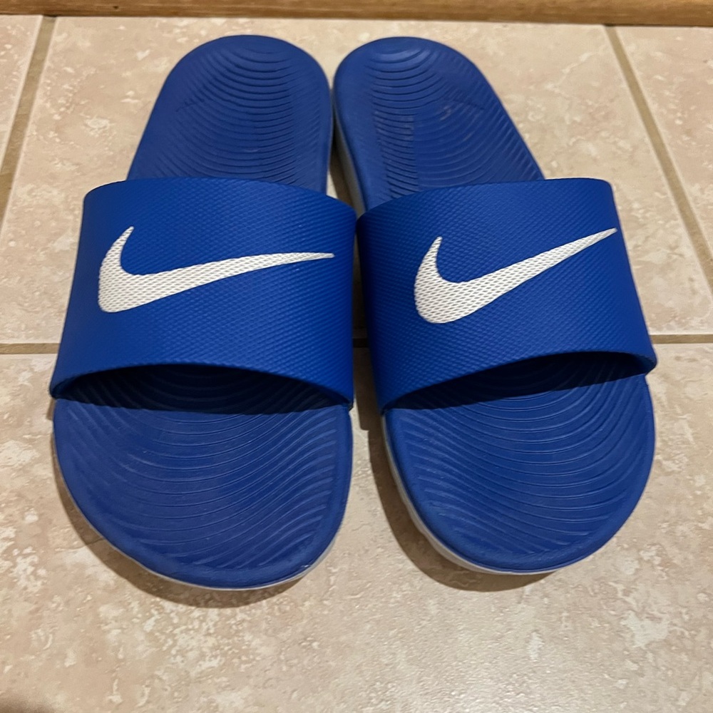 Size 7Y Nike Slides